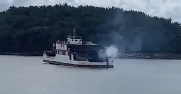 Não é fake news: ferry Velho José Humberto aparece soltando fumaça