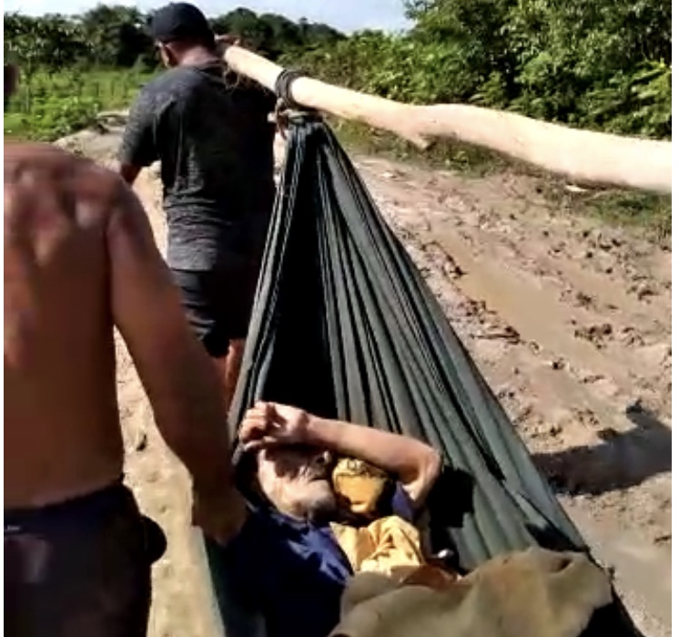 Em Carutapera, idoso doente é transportado numa rede pendurada num “pau de força”