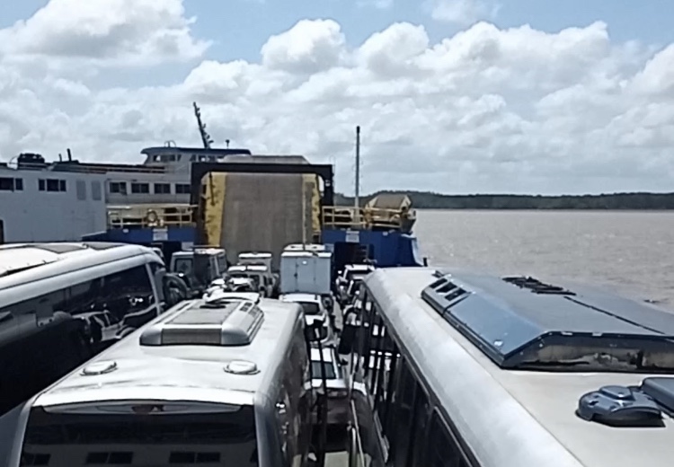 VÍDEO: Ferry boat fica à deriva e precisa ser rebocado na Baía de São Marcos