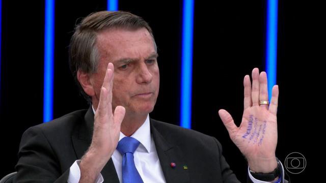 Sabatina JN: “cola” na mão de Bolsonaro era pegadinha