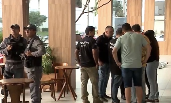 VÍDEO: Propina na SEDUC – policiais se reuniram para olhar as imagens do “rapaz careca”