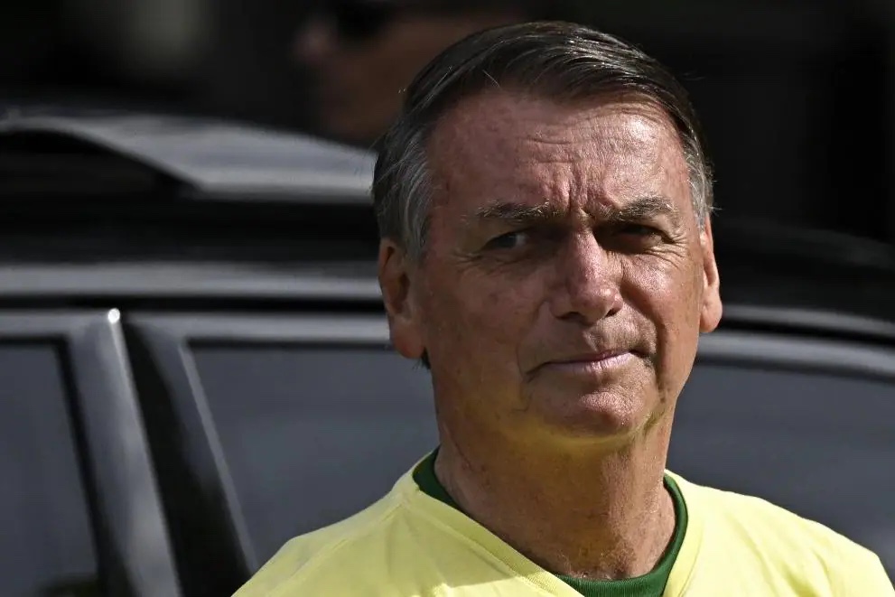 Ainda em silêncio, Bolsonaro deixa o Alvorada em direção ao Planalto