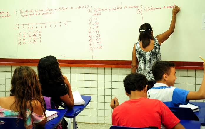 Professores contratados pelo Estado terão aumento de salário