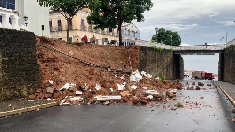 Erosão causa destruição na subida da Praça Pedro II
