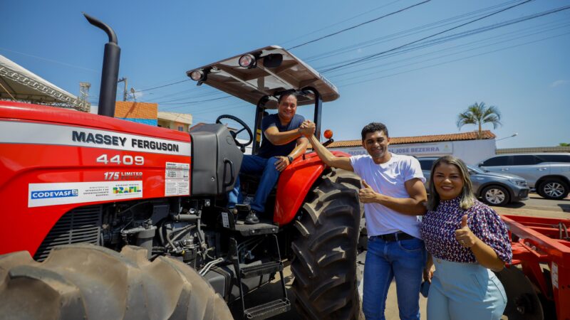 Weverton Rocha entrega equipamentos agrícolas em seis municípios