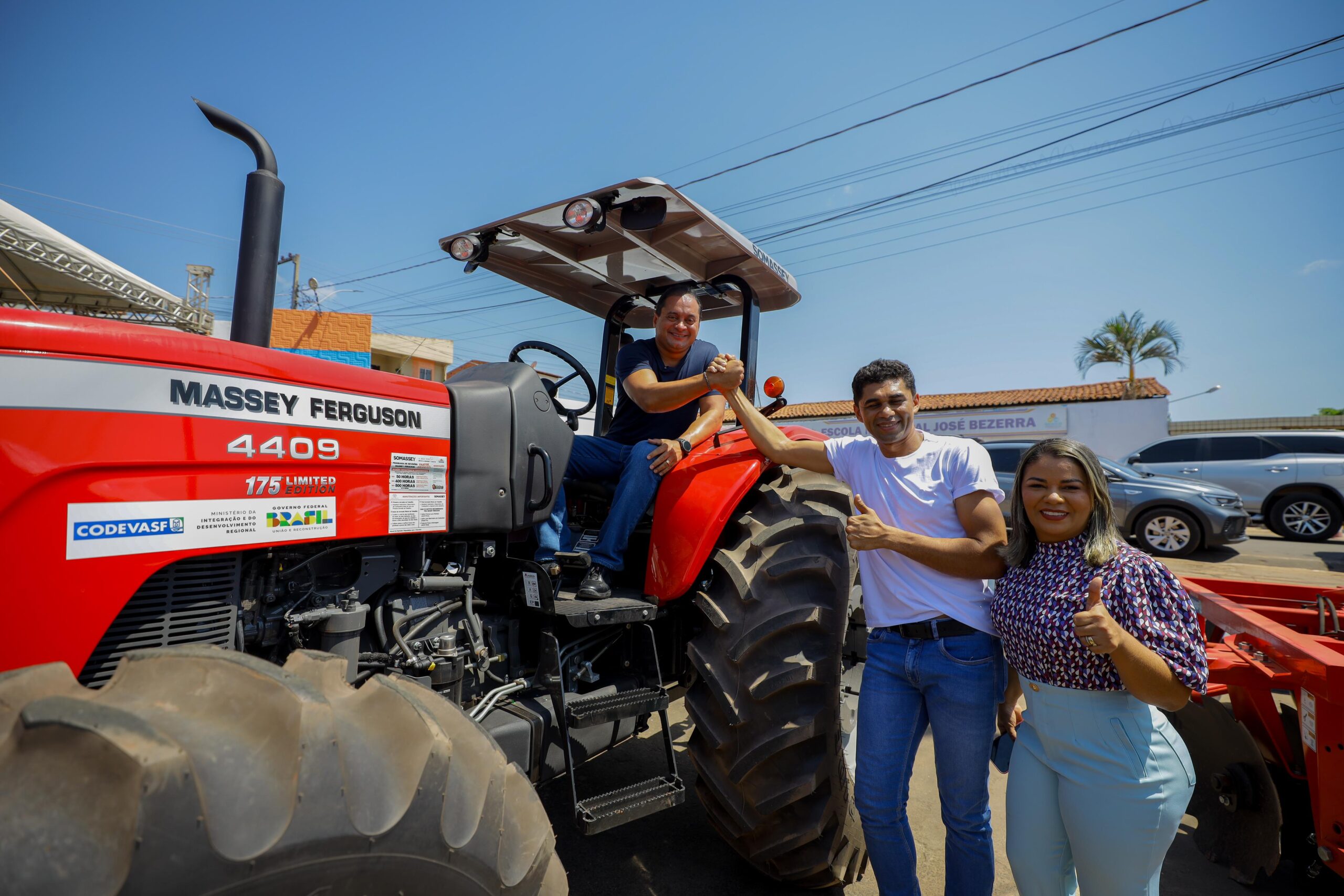 Weverton Rocha entrega equipamentos agrícolas em seis municípios
