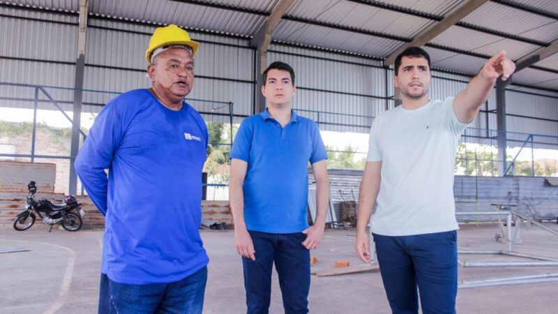 Vereador Daniel Oliveira e deputado Fernando Braide acompanham obras da nova quadra do Jairzão no Coroadinho