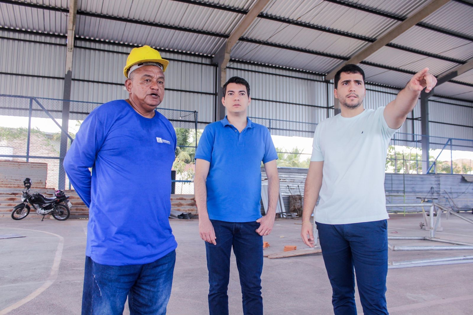 Vereador Daniel Oliveira e deputado Fernando Braide acompanham obras da nova quadra do Jairzão no Coroadinho